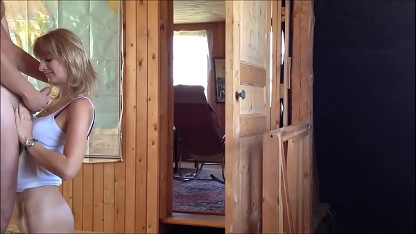 Тонкая блондинка в реальном порно дает любовнику раком и принимает сперму на маленькие дойки